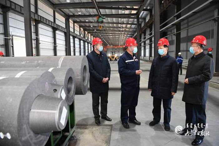 內(nèi)蒙古自治區(qū)黨委書記石泰峰到吉蒙炭素調(diào)研 內(nèi)蒙古自治區(qū)黨委書記石泰峰到吉蒙炭素調(diào)研